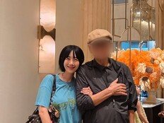 ‘♥하하’ 별, 83세·180cm 시父와 팔짱…“매일 날 울리시는 아빠” [SD셀픽]