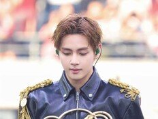 ‘셀린느 왕자님’ 뷔, 파리 달궜다…불어 엔딩 멘트도 화제