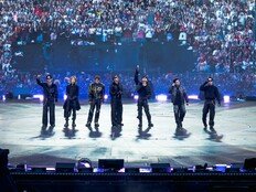 프랑스 대통령 손에 ‘응원봉’ 들린 방탄소년단, 트럼프도 만날까?