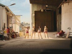 키스오브라이프, 폭염 속 당당 워킹…‘SWEAT’ 트레일러 공개