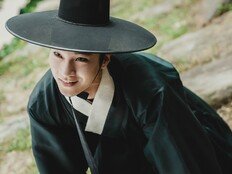 이홍내, ‘취사병’ 지웠다…‘동궁’서 박수무당 변신 성공