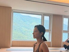 한그루 수영복 뒤태 깜짝… 군살 제로 몸매 과시 [DA★]