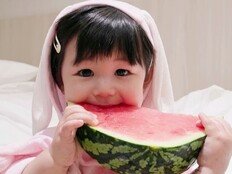 ‘심형탁 子’ 하루, 얼굴만 한 수박도 냠냠…18개월 먹방 천재 (슈돌)