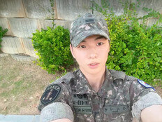 강다니엘, 군복 입고 여름 햇살 같은 미소 ‘잘생겼어’ [DA★]