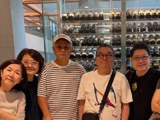 송승환, ‘시각장애 4급’에도 환한 미소…직접 만든 지팡이 짚은 근황 [SD셀픽]