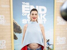 ‘셋째 임신’ 앤 해서웨이, 당당한 파격 만삭 룩
