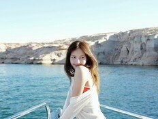 ‘블랙핑크 10주년’ 리사, 팬미팅 후 근황…요트서 수영복 자태 [DA★]