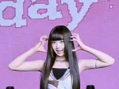 아워벌스데이 아치라야 “JYP 세 번째 태국인 멤버로 데뷔, 행복하다”