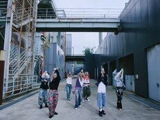 올아워즈, 수갑 차고 머그숏까지…‘HOP’ 강렬 변신