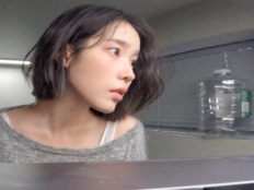 아이유, 긴 머리 싹둑…컴백 앞두고 깜짝 단발 변신