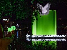 NCT 브랜드 론칭 10주년…석촌호수 물들인 초록빛