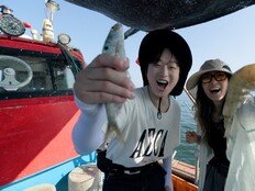 이찬원, 직접 잡은 햇전어에 푹…대가리부터 통째로 먹었다