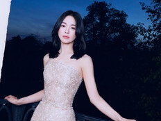 44세 송혜교, 누드톤 드레스 우아하게 소화…독보적인 분위기