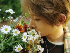 음방 2관왕·하프 밀리언셀러…에반, 과감한 파격 변신의 성적표
