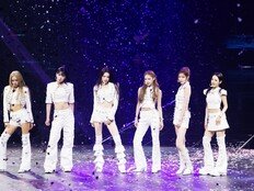‘Who dat girl?’ 물음에 답했다…이즈나, 첫 단콘으로 존재감 각인