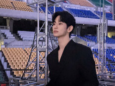 ‘활동 재개’ 김수현, 빈 객석 앞에서 ‘아련한 눈빛’