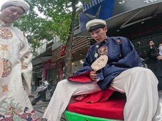 전현무, 베트남서 몸무게 강제 공개?…이준 가랑이 사이에 앉았다