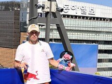 ‘120m 상공’ 광화문 건넌 얀 루스…“한 걸음에 집중했다” [DA인터뷰]