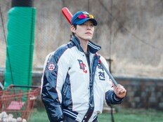김우빈, 이번엔 야구 감독님이세요…방망이도 들었다 (기프트)