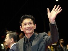 황정민, 사생활 논란 후 첫 공식석상…환한 미소로 등장 [31st BIFF]