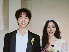 ‘10월 결혼’ 장동윤♥김승윤 로맨틱 웨딩 화보…뮤비 한 장면 같네