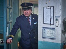 김윤석, 평생 기차역 지킨 역장 된다…“귀한 작품” (폭설)