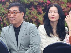 이영애, ♥20살 남편과 부부 동반으로… 미모 여전해 [DA피플]