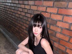 카리나, 벽돌 앞에서도 화보…가녀린 블랙 원피스 자태 [DA★]