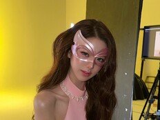 장원영, 히어로 수트 입고 뭐 하나 봤더니…떡볶이 먹방 [DA★]