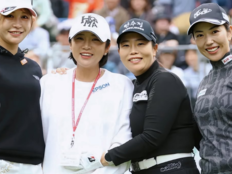 ‘김태희 올케’ 이보미, 임신 발표 전부터 티 났네…안선주가 배에 손 얹고 활짝