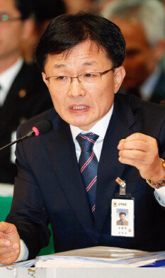 병원 내 동료 폭행과 관련해 공식 사과문을 발표한 강명재 전북대병원장.[뉴스1]