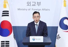 정부, 우크라 대사 소환 이어 공관원 절반 철수
