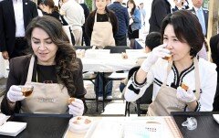 공개 행보 늘리는 김혜경 여사 “공동체 정신 담긴 한식, 세계인 밥상으로”