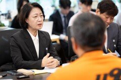 ‘빨대 논란’ 사과한 추미애 “소방 인건비, 국가가 책임져야”