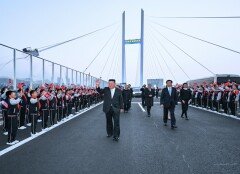 ‘당일치기 방중’ 김정은, APEC 앞둔 트럼프 자극해 ‘몸값 높이기’