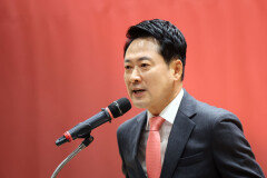 장동혁 ‘국힘 최장수 대표’… 與 “버티기 장인”