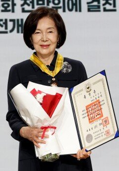 ‘40년 나눔 실천’ 홍라희 리움미술관 명예관장에 국민훈장 동백장