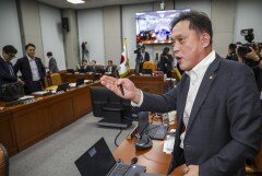 ‘비선 인사 개입’ ‘내란 옹호’ 공방… 靑 국감 파행