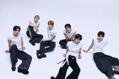 CD 앨범이 무드등?… TWS 일상 파고든 피지컬 음반 화제