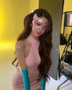 장원영, 히어로 수트 입고 뭐 하나 봤더니…떡볶이 먹방 [DA★]