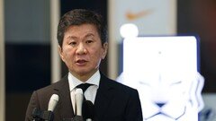[사커토픽] [사커토픽] 정치권 압박 & 냉랭한 팬 여론 극복못한 정몽규, 13년 6개월만의 씁쓸한 퇴진…홍명보호와 월드컵 위한 마지막 승부수
