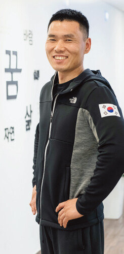 2년 전 태극마크를 단 신의현 선수는 평창동계패럴림픽 금메달 유망주로 손꼽히고 있다. [홍태식 기자]