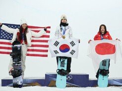 ‘첫 금메달’ 최가온, 가장 높은 곳으로 [포토]