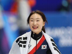 ‘3000m 계주 金’ 최민정, 올림픽 통산 6번째 메달 [포토]