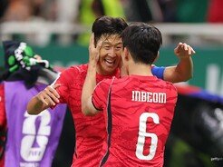손흥민-황인범 ‘이제 동점이야’ [포토]