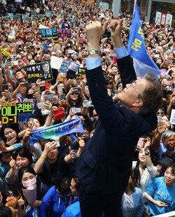 5월 8일 문재인 더불어민주당 대통령 후보가 부산 서면에서 유세를 하고 있다.[원대연 동아일보 기자]