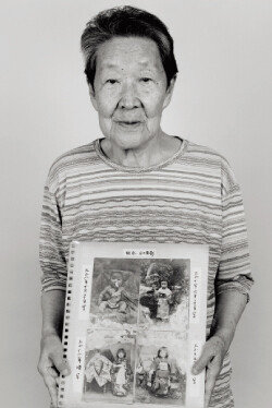사진작가 김종욱 씨가 촬영한 재한 일본인 아내 요네모토 도키에 씨의 생전 모습. 자신의 어릴 적 모습이 담긴 사진을 들고 있다. [사진 제공 ·김종욱]