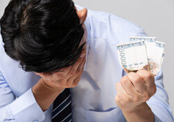 아무리 거친 사람이라도 돈 빌린 사람 앞에선 고분고분해진다