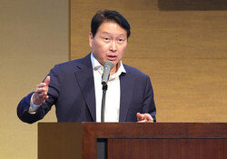 최태원 SK 회장 “일본에 반도체 공장 검토”