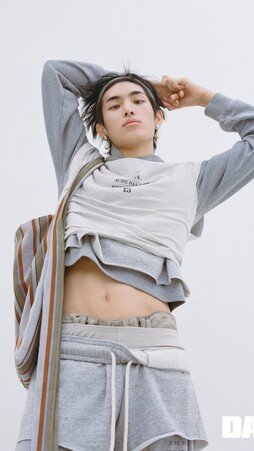 82메이저 윤예찬, 복근 빼꼼…자유분방 첫 단독 화보